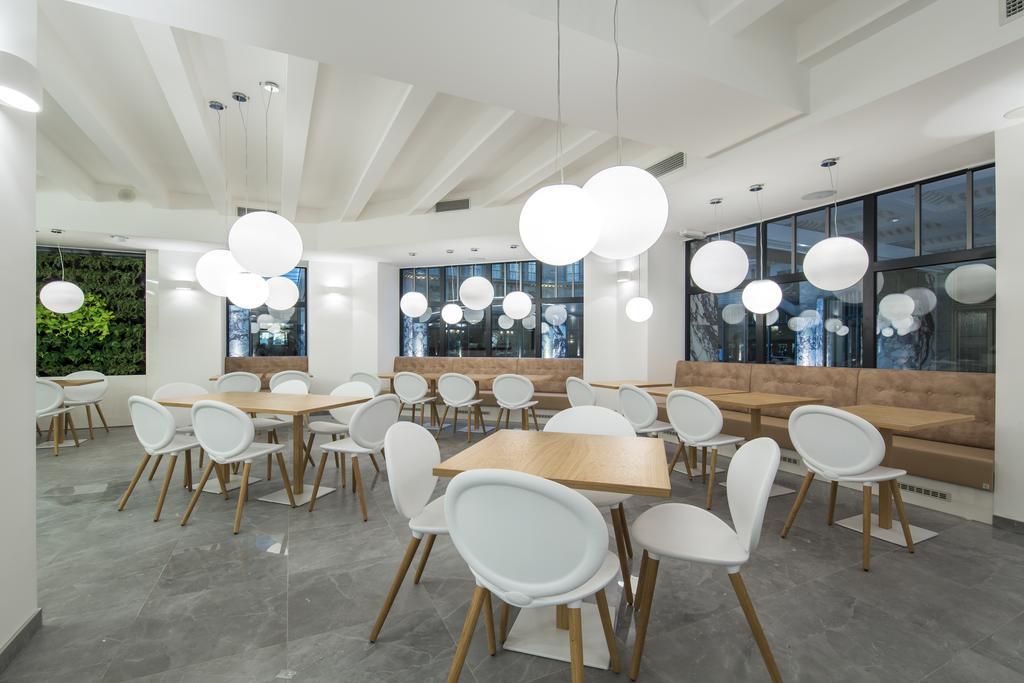 Merchants Crown Suites And Spa Πράγα Εξωτερικό φωτογραφία The interior of the restaurant