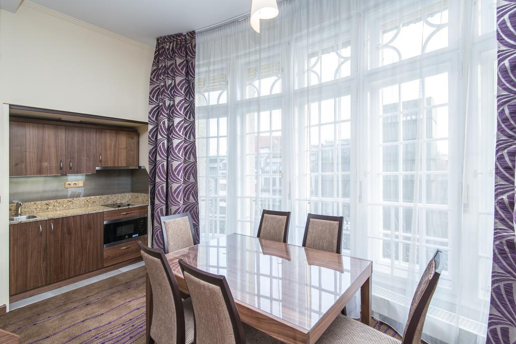Merchants Crown Suites And Spa Πράγα Εξωτερικό φωτογραφία A kitchen with a large window