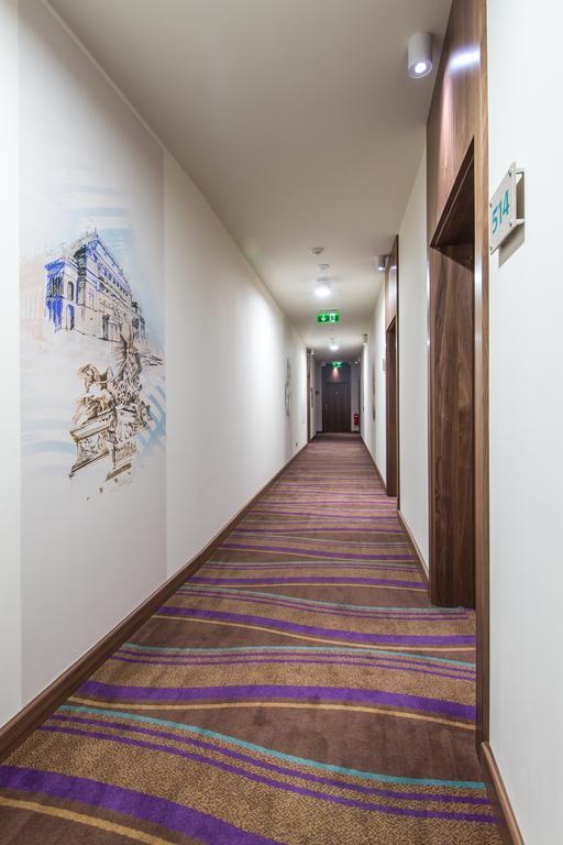 Merchants Crown Suites And Spa Πράγα Εξωτερικό φωτογραφία A typical hotel corridor
