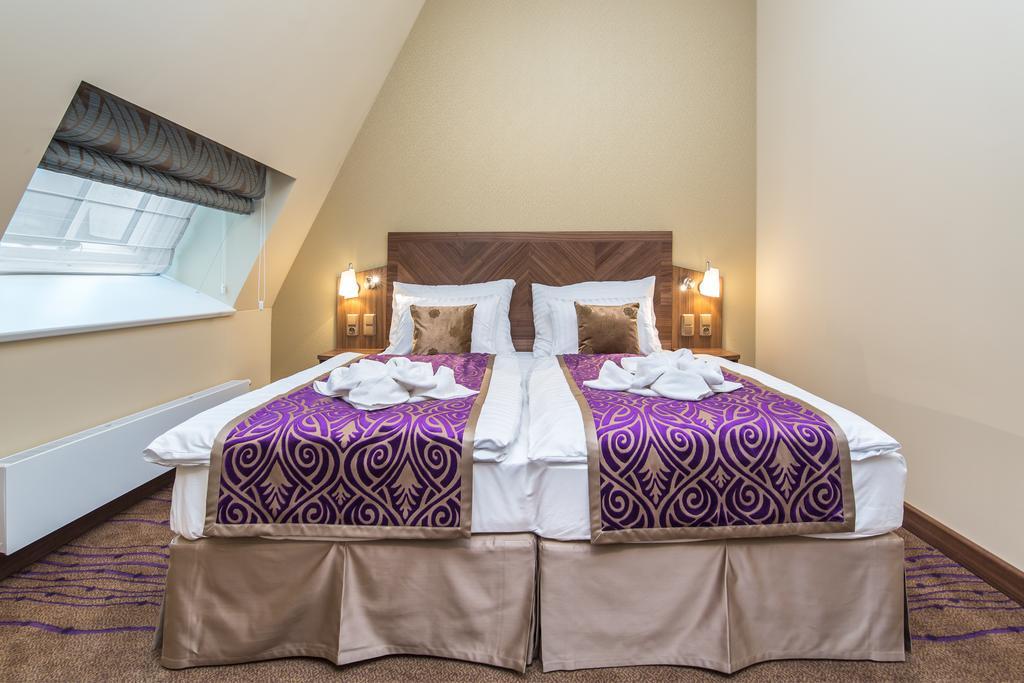 Merchants Crown Suites And Spa Πράγα Εξωτερικό φωτογραφία A bed with a bed skirt
