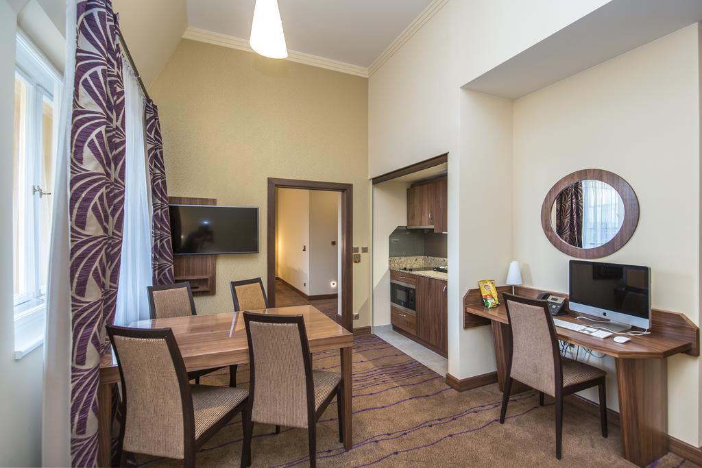 Merchants Crown Suites And Spa Πράγα Εξωτερικό φωτογραφία A typical apartment