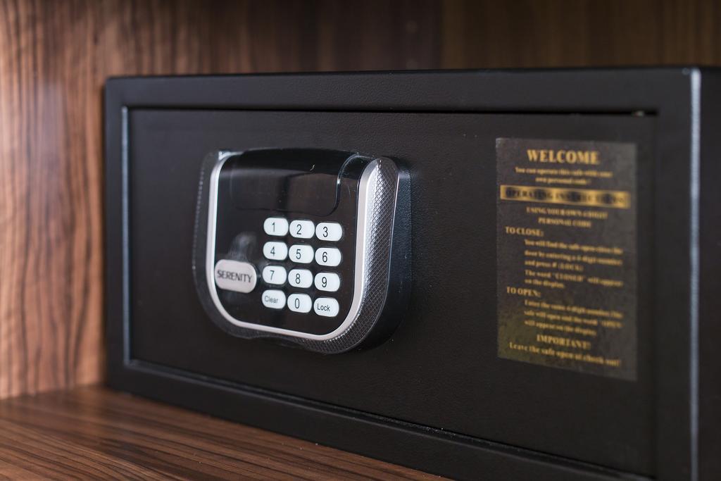 Merchants Crown Suites And Spa Πράγα Εξωτερικό φωτογραφία A safe with a keypad