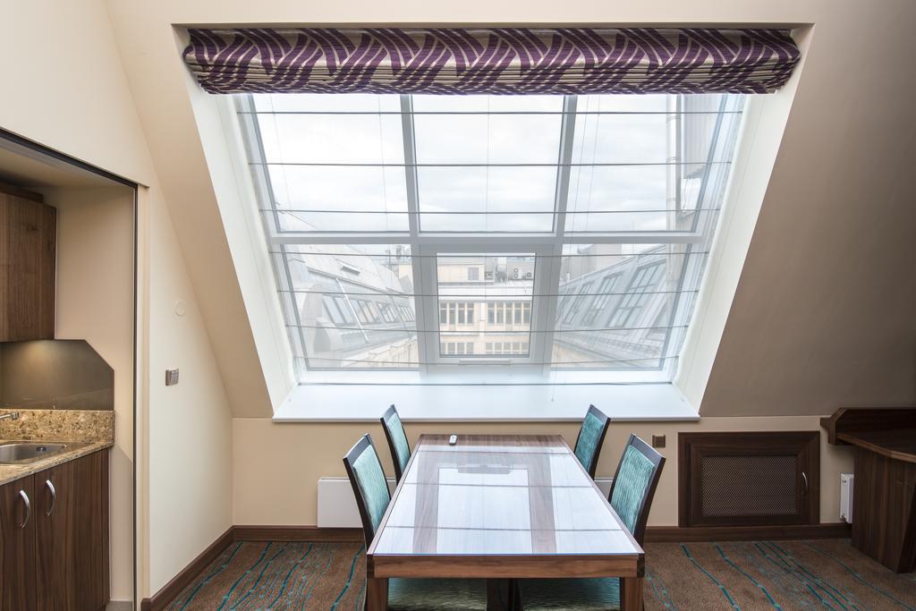Merchants Crown Suites And Spa Πράγα Εξωτερικό φωτογραφία Roman shade