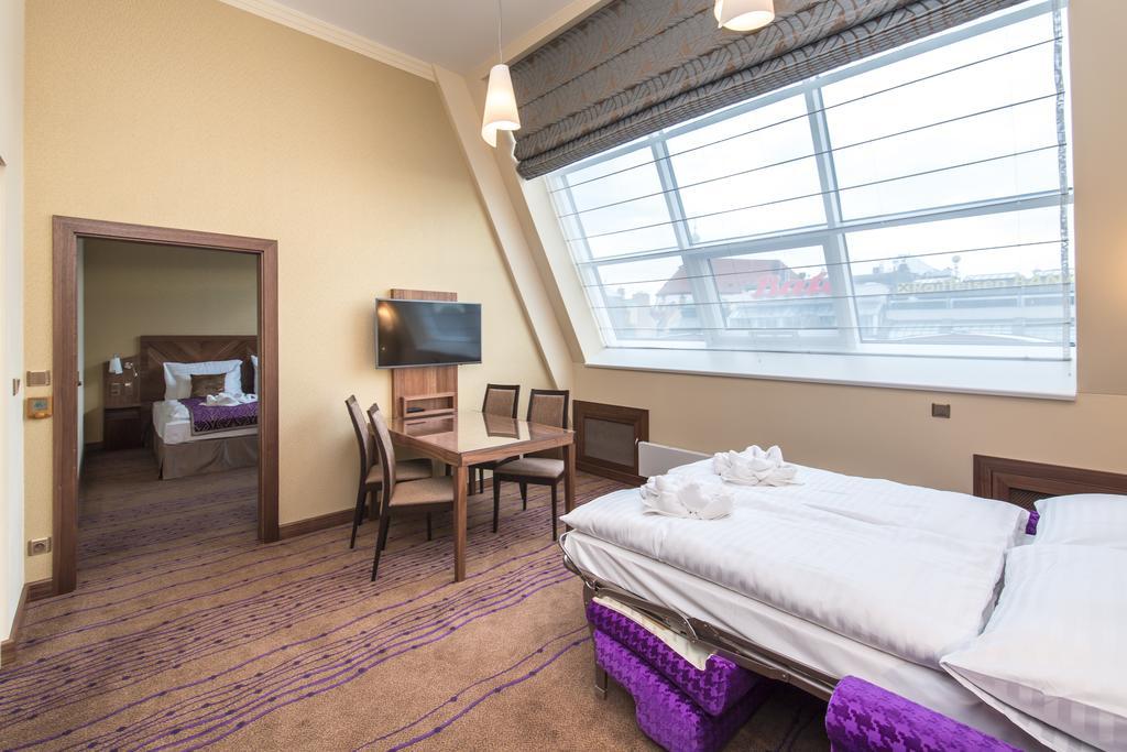 Merchants Crown Suites And Spa Πράγα Εξωτερικό φωτογραφία A Premier Inn room