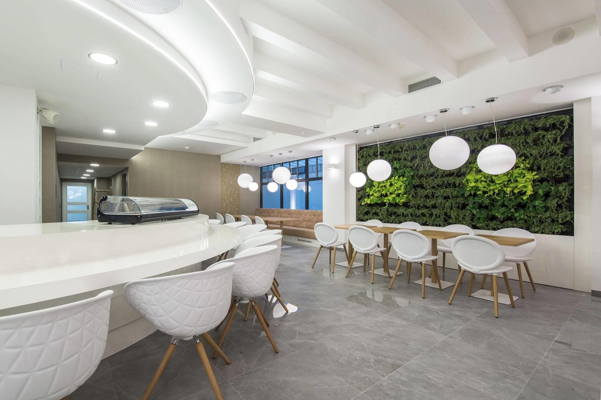 Merchants Crown Suites And Spa Πράγα Εξωτερικό φωτογραφία The Green Wall at the 10th floor of the building