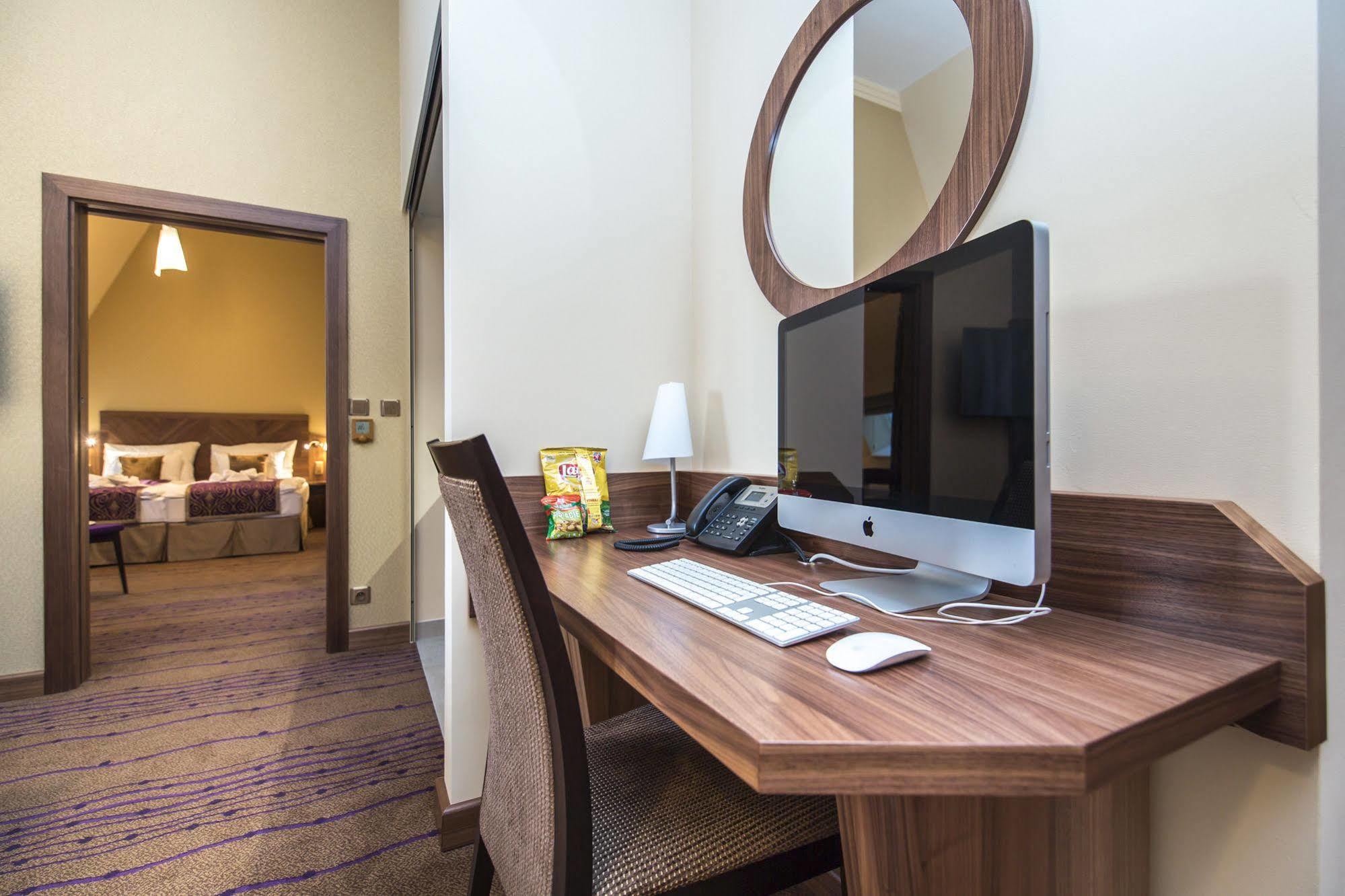 Merchants Crown Suites And Spa Πράγα Εξωτερικό φωτογραφία A computer in a hotel room