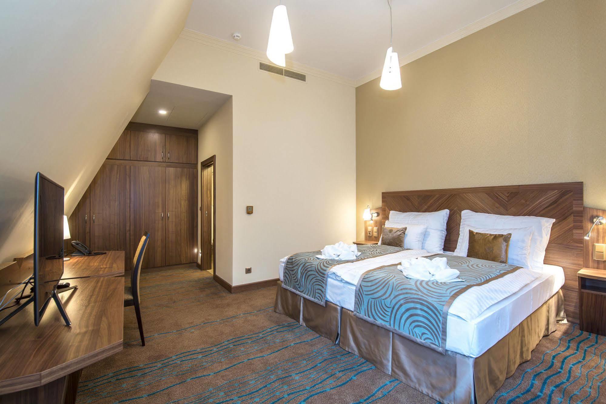 Merchants Crown Suites And Spa Πράγα Εξωτερικό φωτογραφία A room at the hotel