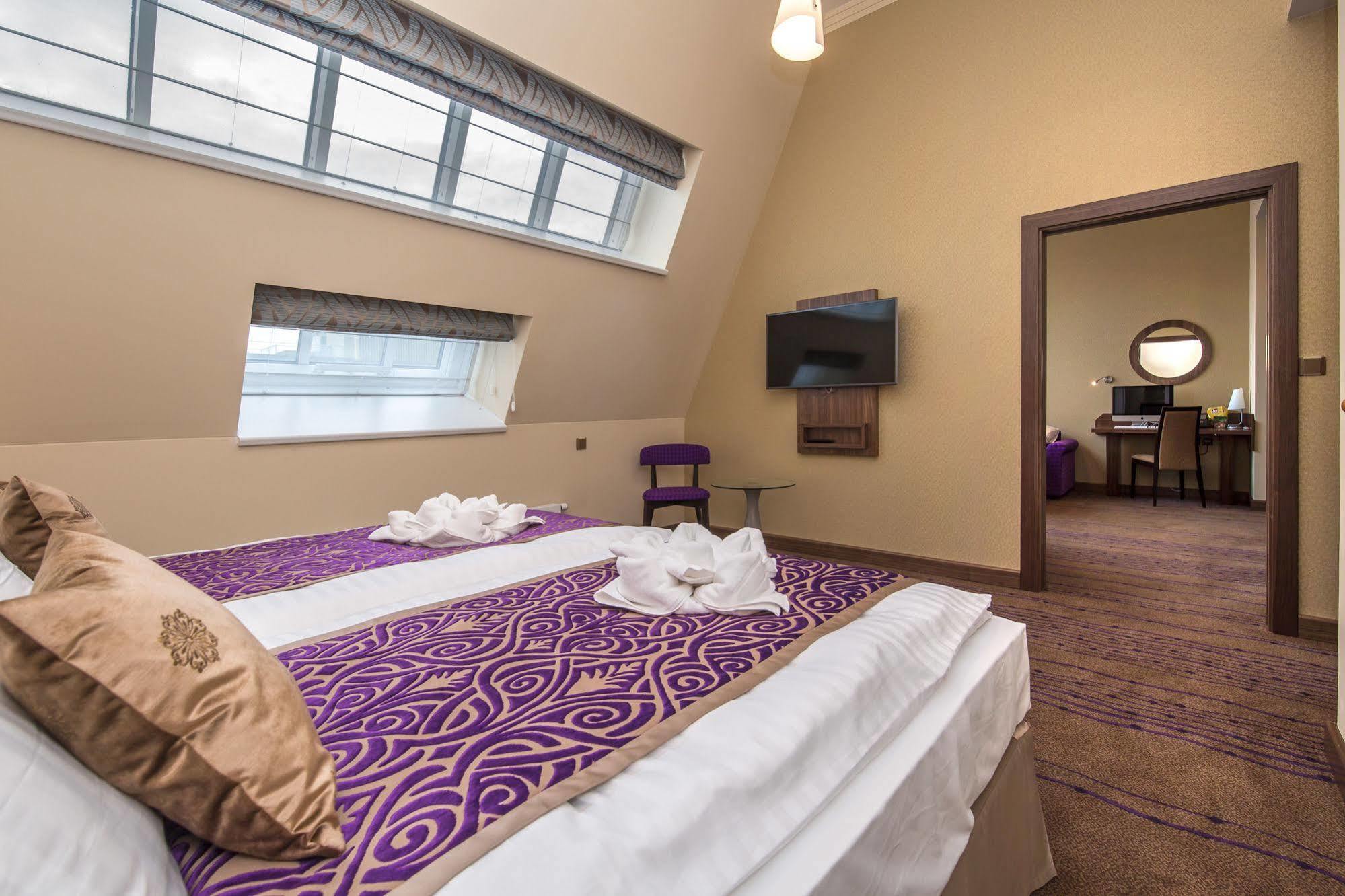 Merchants Crown Suites And Spa Πράγα Εξωτερικό φωτογραφία A suite at the hotel