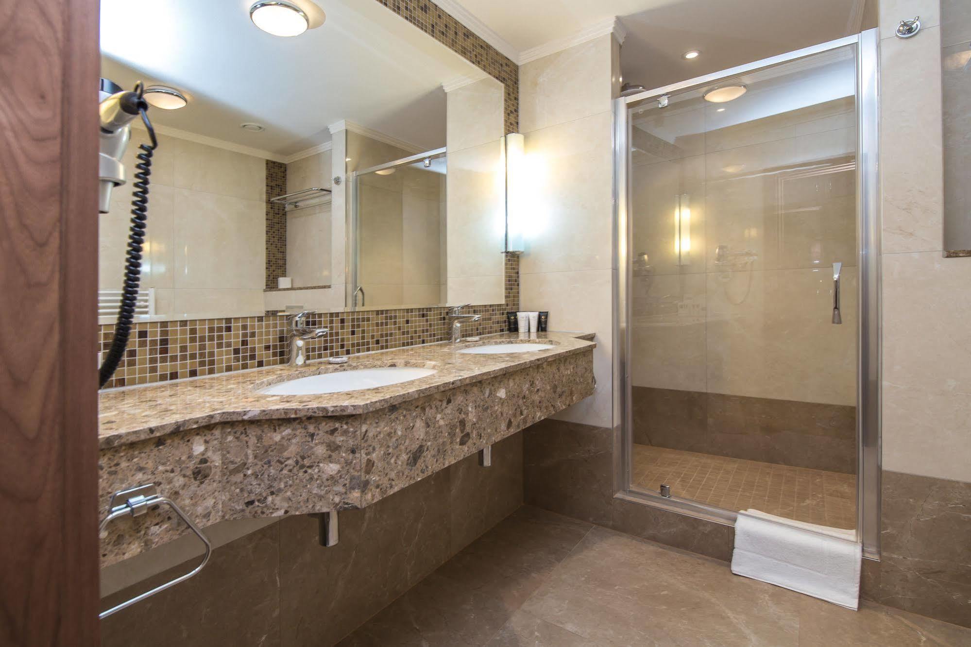 Merchants Crown Suites And Spa Πράγα Εξωτερικό φωτογραφία A shower enclosure