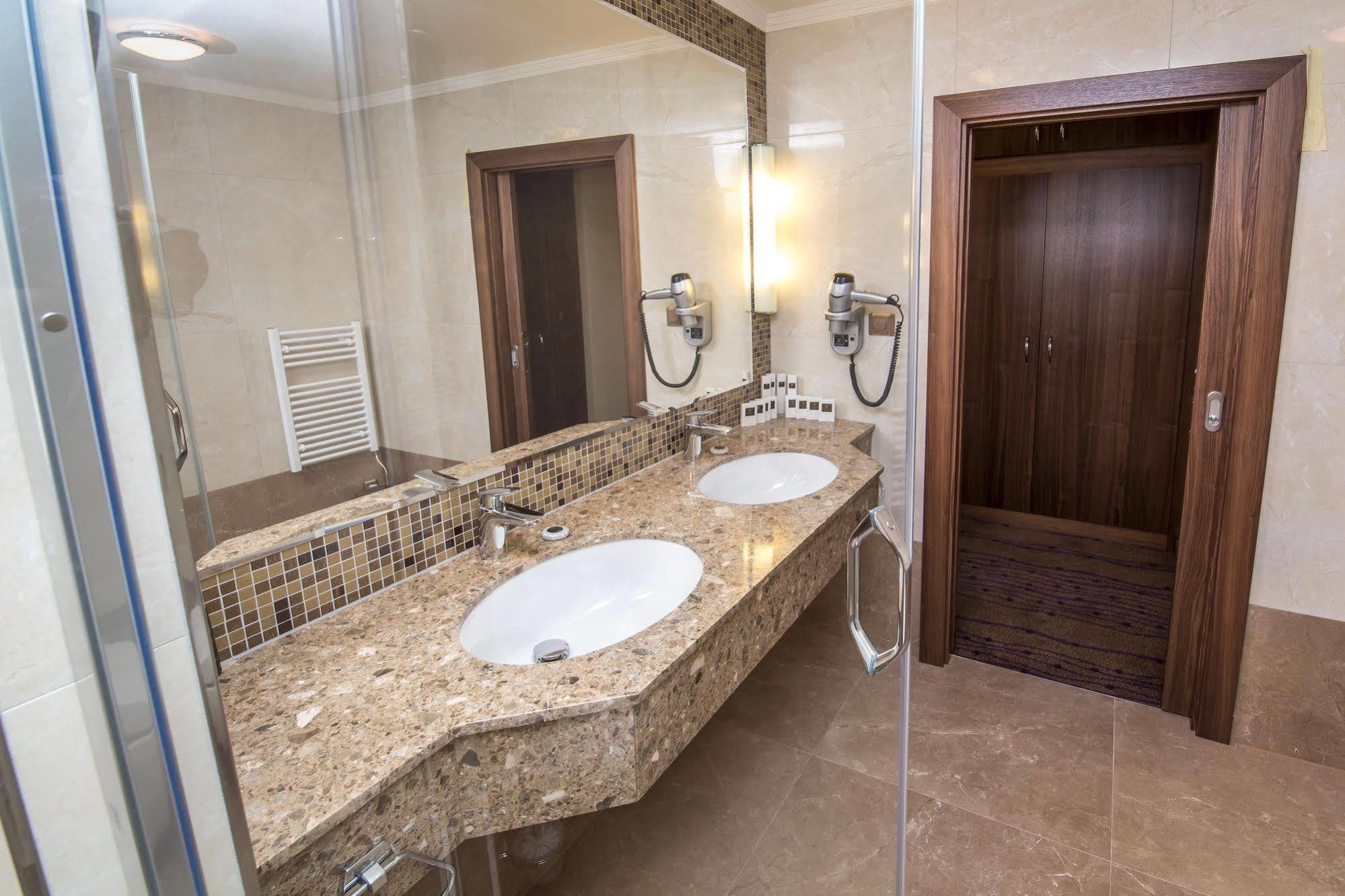 Merchants Crown Suites And Spa Πράγα Εξωτερικό φωτογραφία Bathroom in a hotel