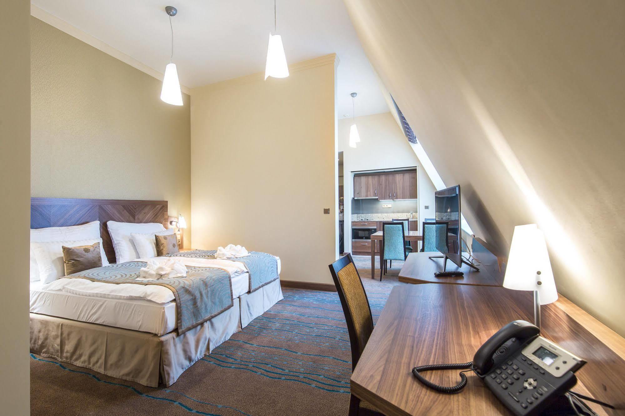 Merchants Crown Suites And Spa Πράγα Εξωτερικό φωτογραφία A typical room at the hotel