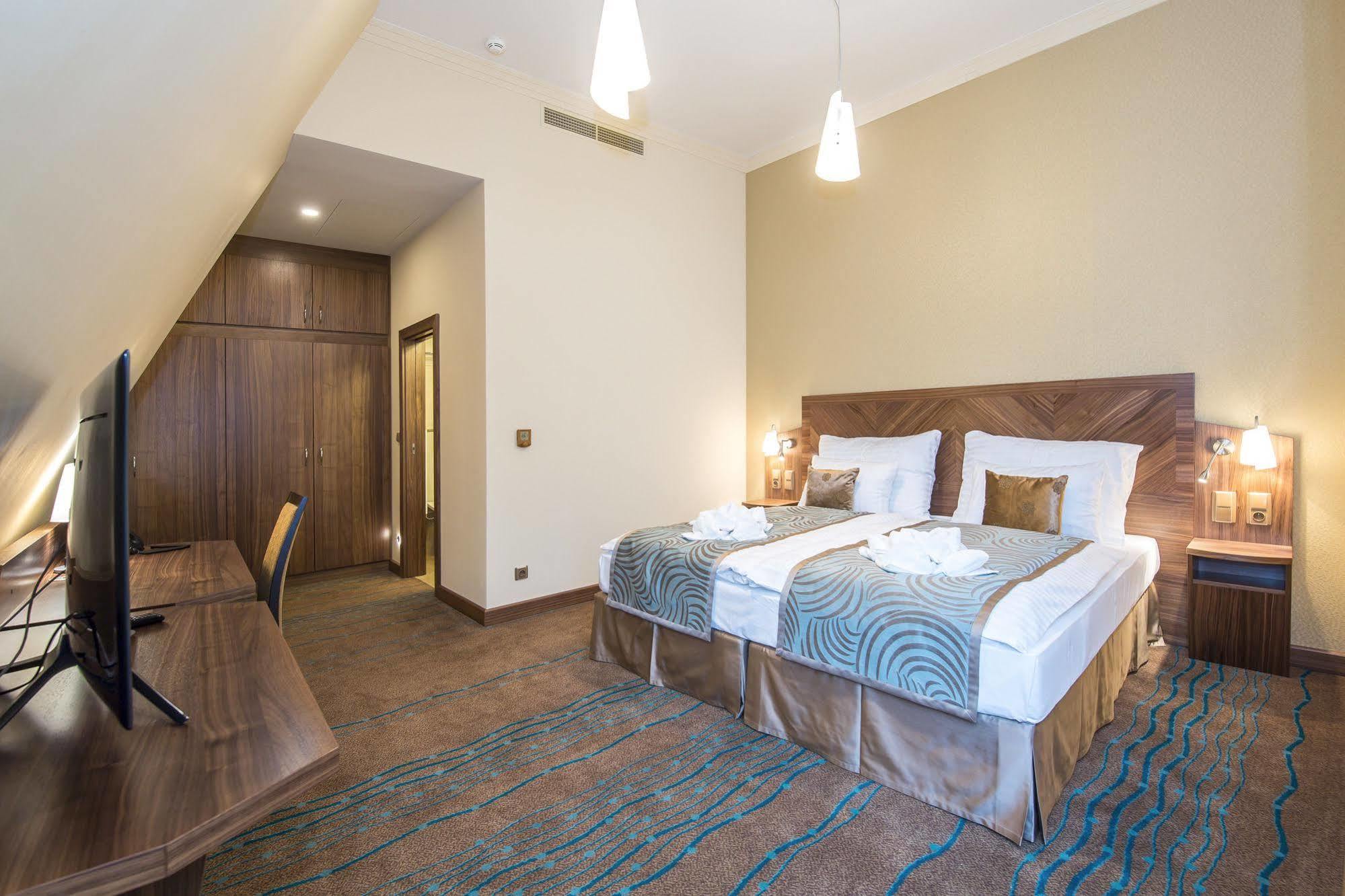 Merchants Crown Suites And Spa Πράγα Εξωτερικό φωτογραφία A room at the hotel