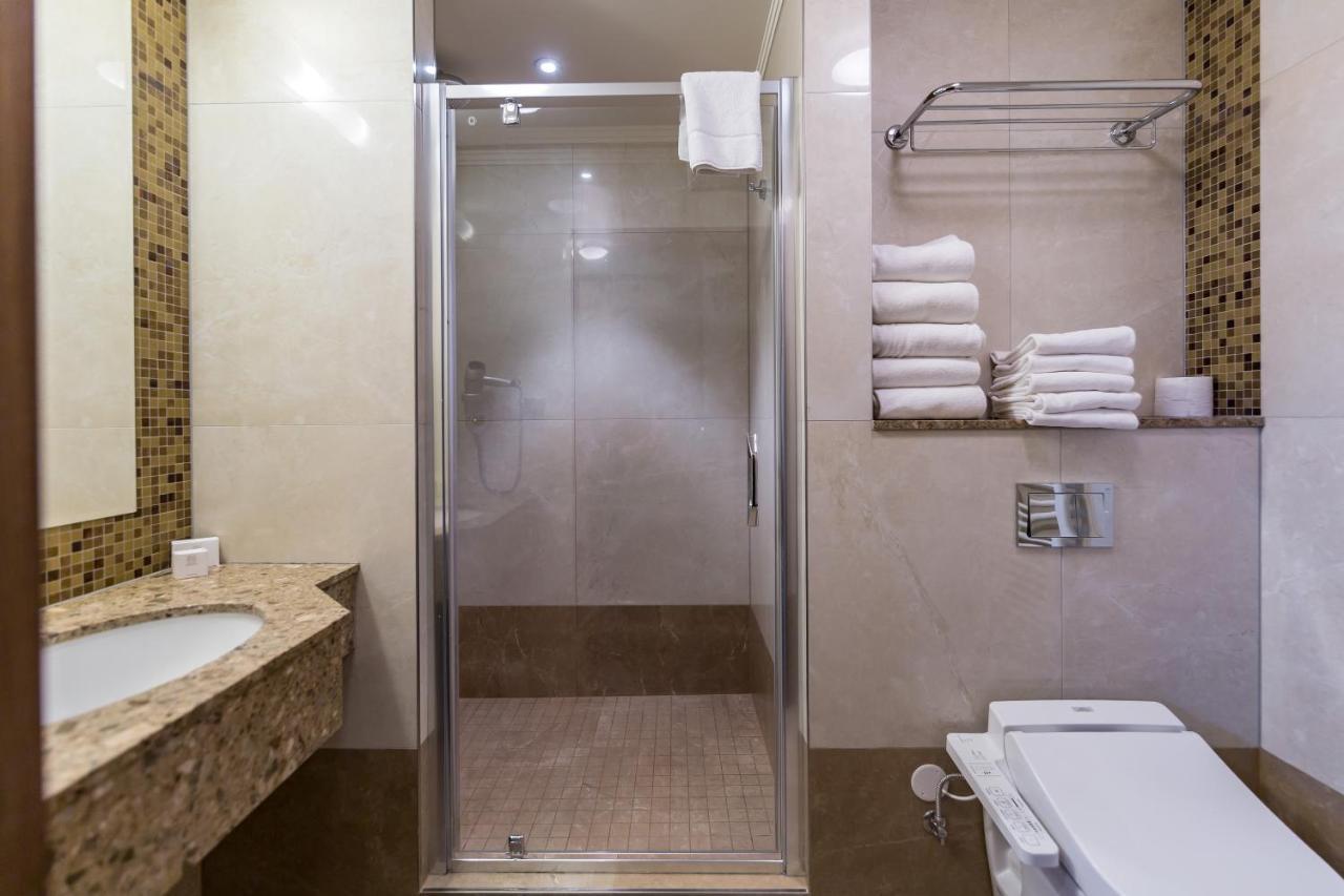 Merchants Crown Suites And Spa Πράγα Εξωτερικό φωτογραφία A shower enclosure