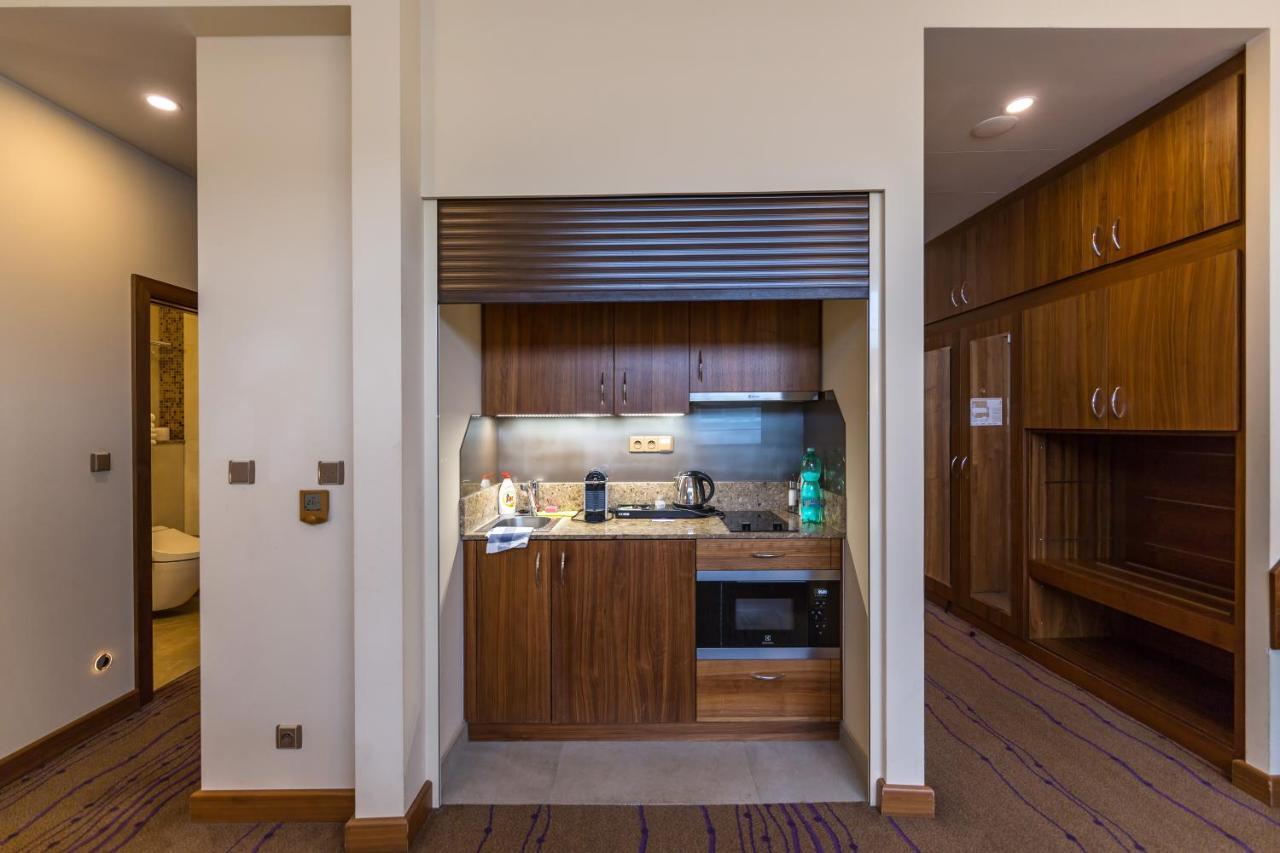 Merchants Crown Suites And Spa Πράγα Εξωτερικό φωτογραφία A kitchenette in a hotel room