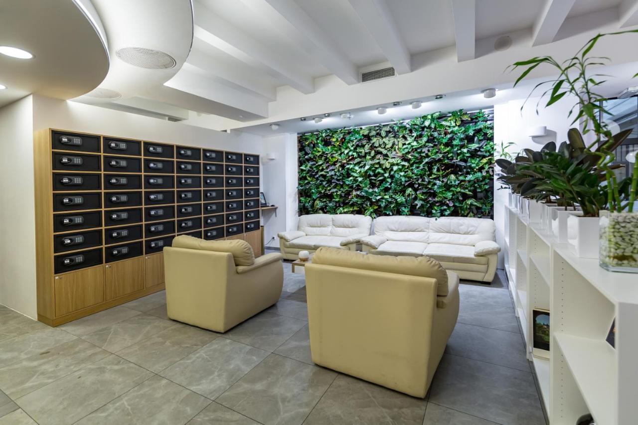Merchants Crown Suites And Spa Πράγα Εξωτερικό φωτογραφία Green wall in a modern office